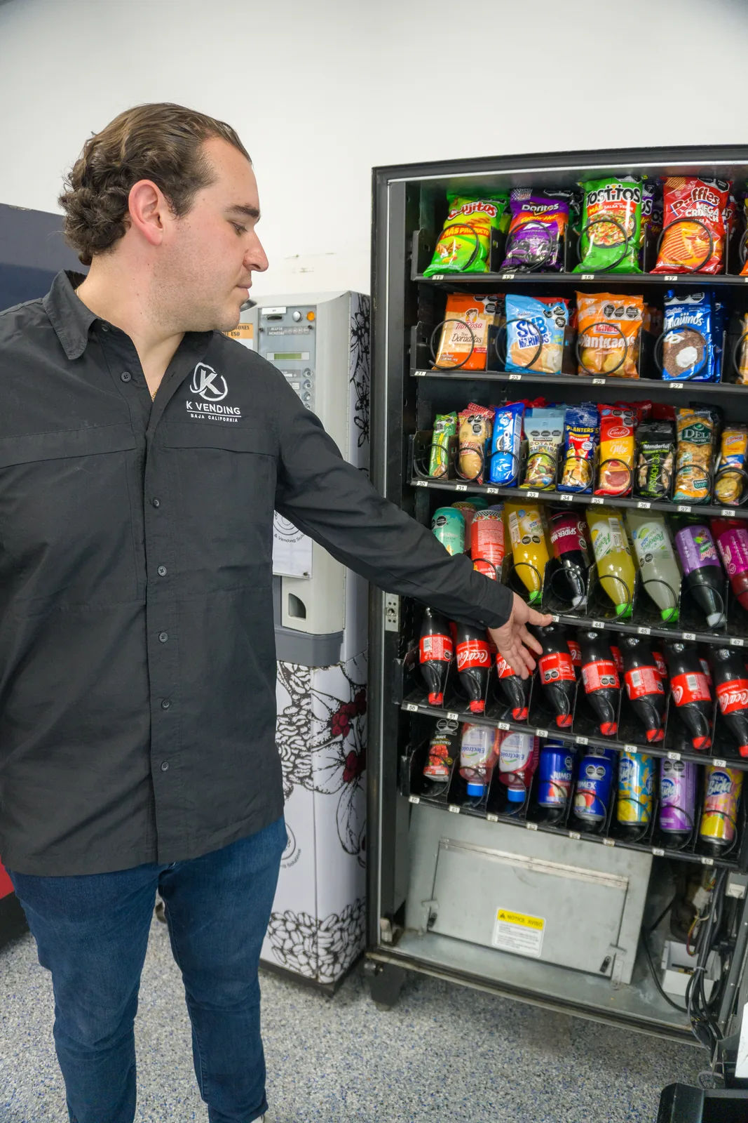 Equipo K-vending dando servicio a una máquina expendedora