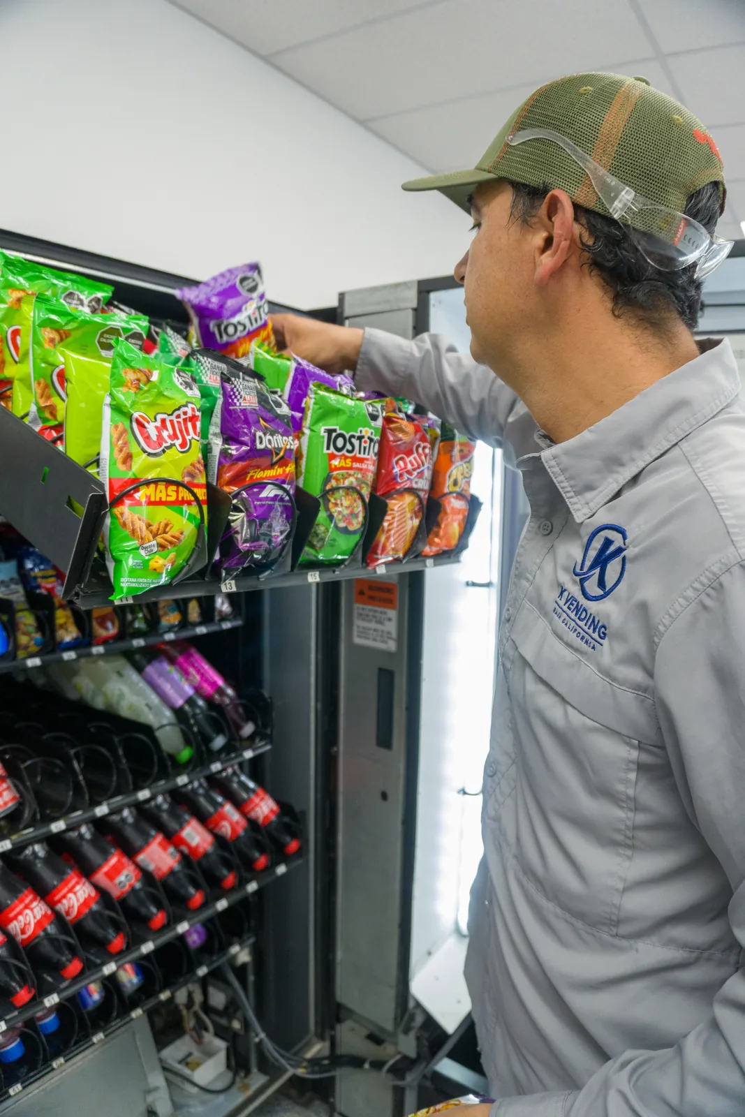 Surtido de snacks y bebidas en una máquina K-vending