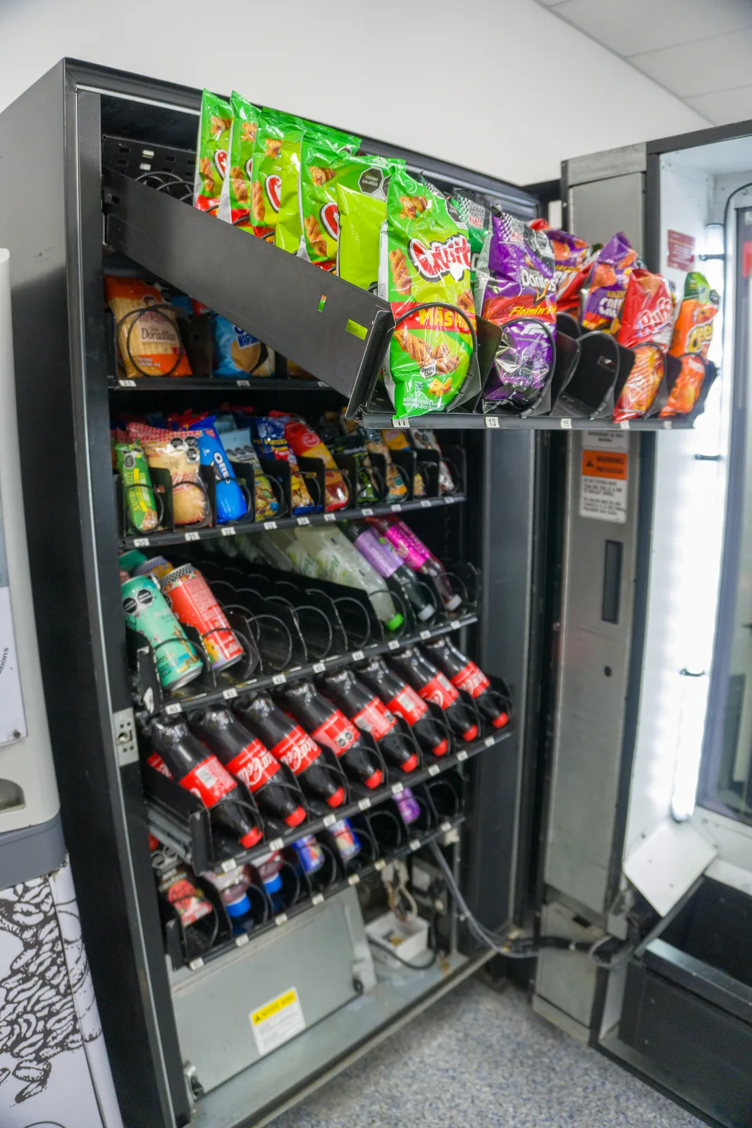Máquina K-vending con snacks y bebidas